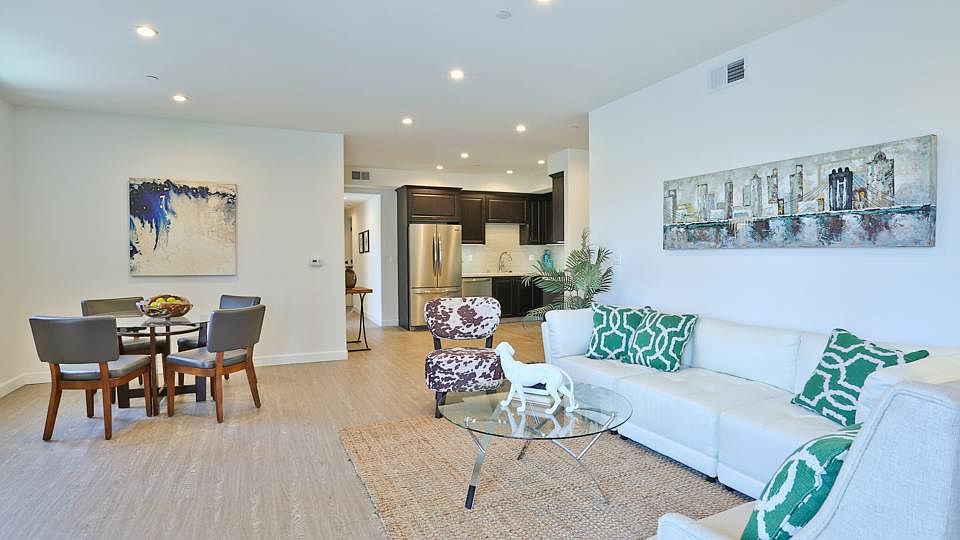 1st image of 12700 Moorpark St #202
