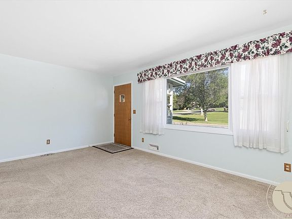 5th image of 416 Mountain View Ln