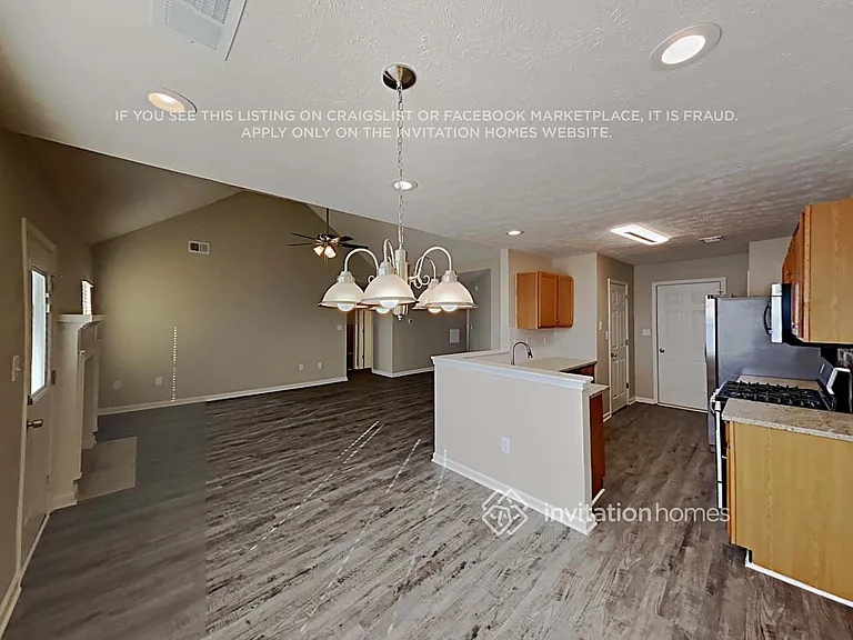 321 Saint Charles Ave — Photo 4
