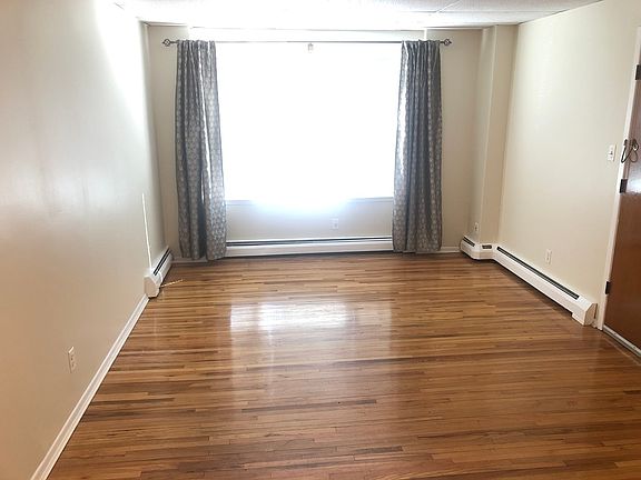 3rd image of 75-05 Ditmars Blvd