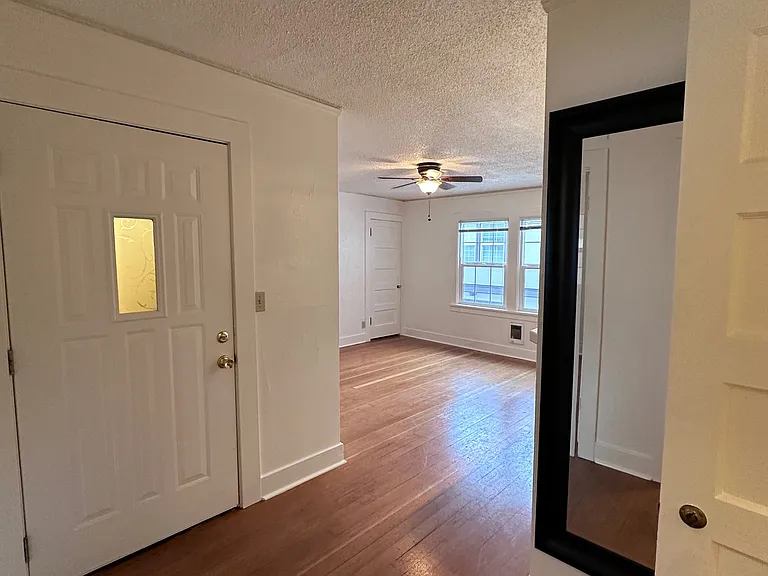 Olympia Court Apartments — Photo 21