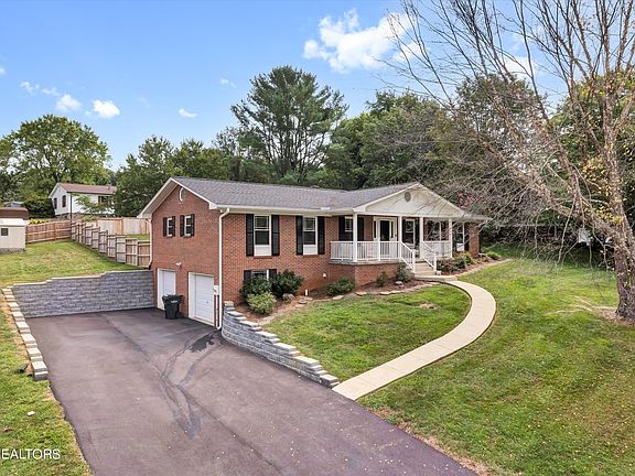 2nd image of 1203 Tanglewood Dr