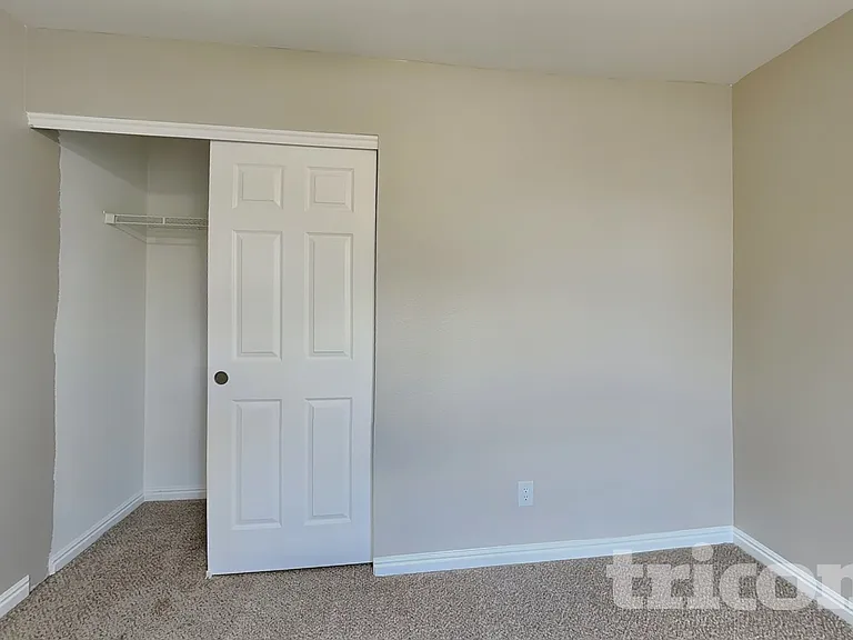 1392 S Akron Ct — Photo 15