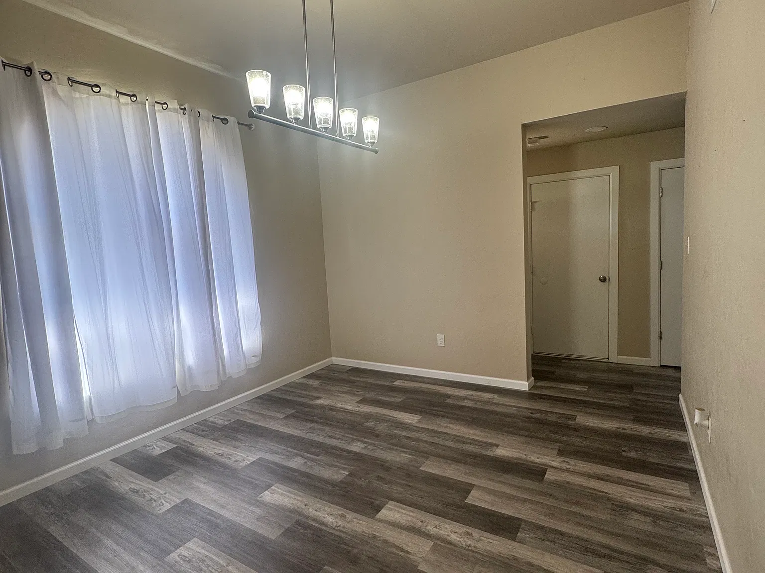 4 bed, 2200 sqft, $2,300 — Photo 2