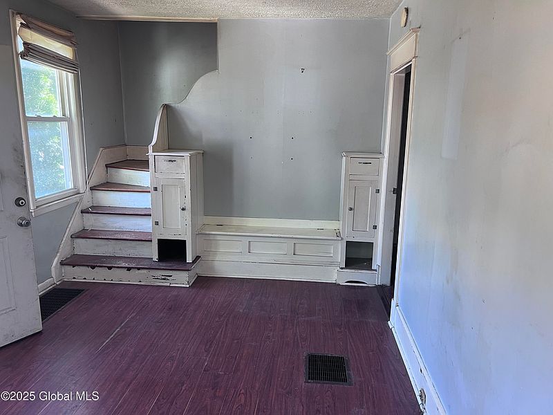 2nd image of 4 Wesley Avenue