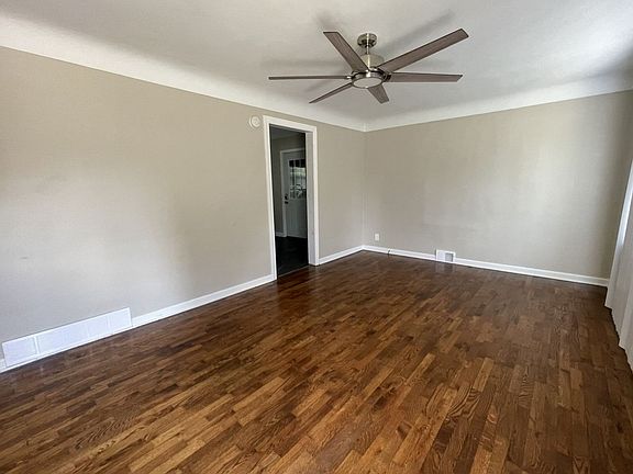 4th image of 204 Kuhne Blvd