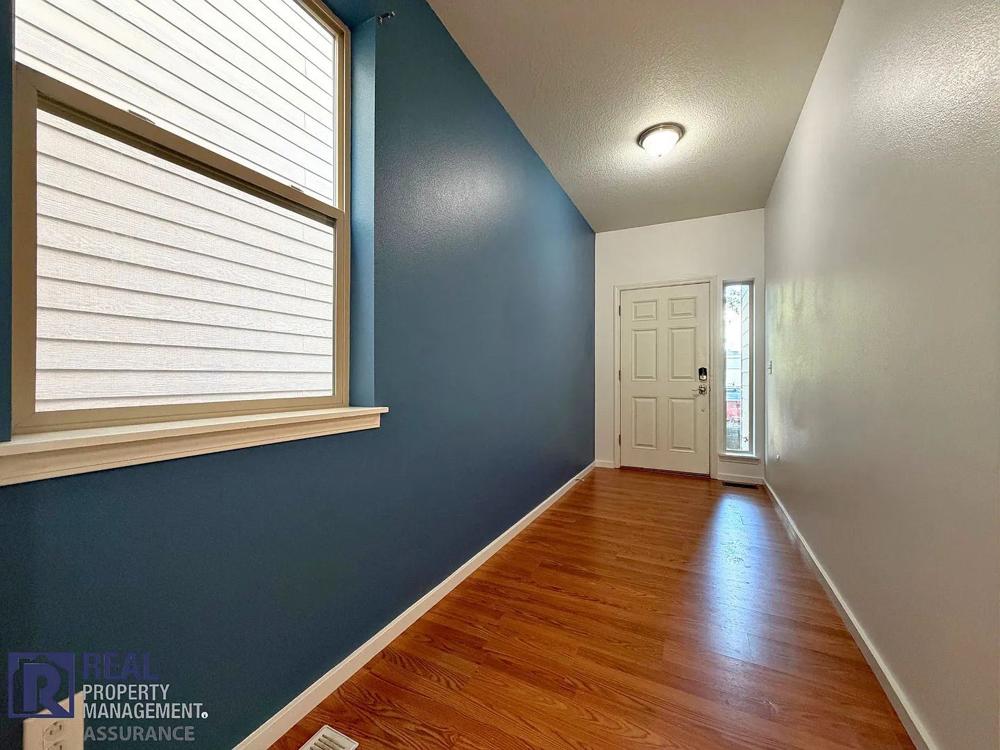 Spacious 3-Bed Beaverton Home with Fenced Yard & 2-Car Garage — Photo 2