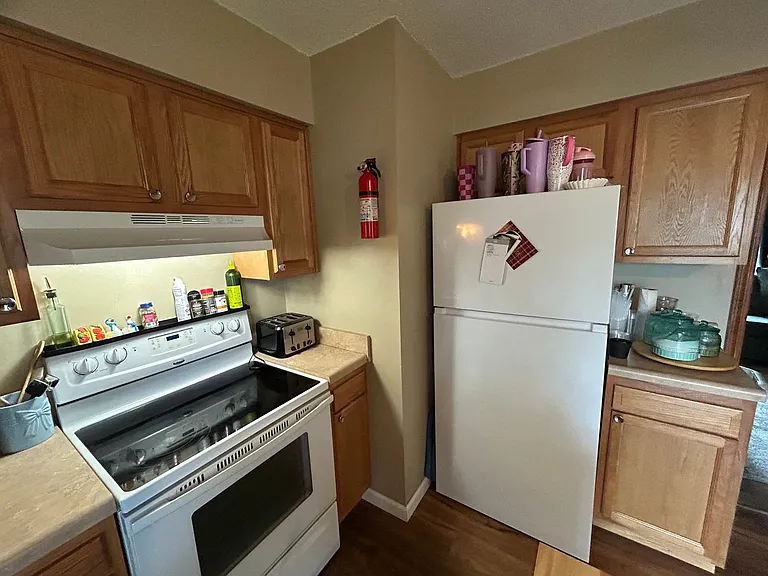 800 E Overton St — Photo 25