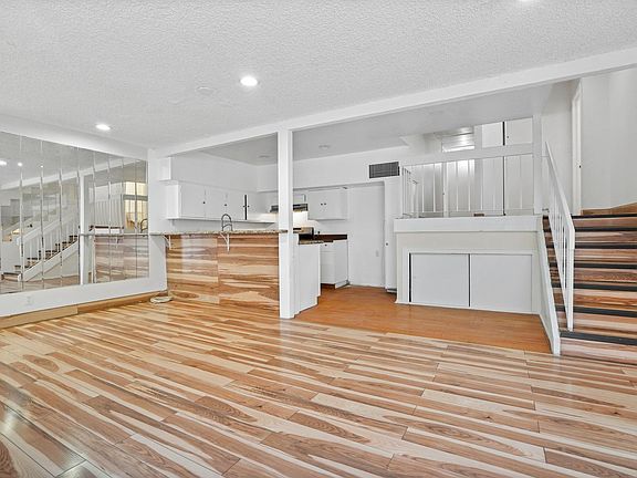 4th image of 7924 Woodman Ave Unit 3