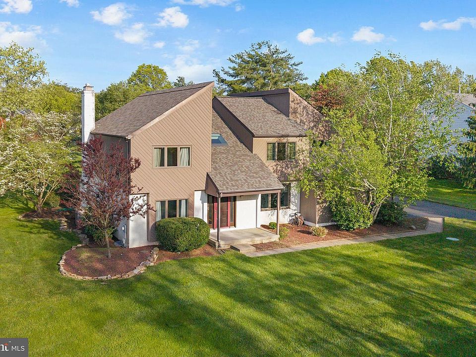1st image of 7 Sheridan Dr