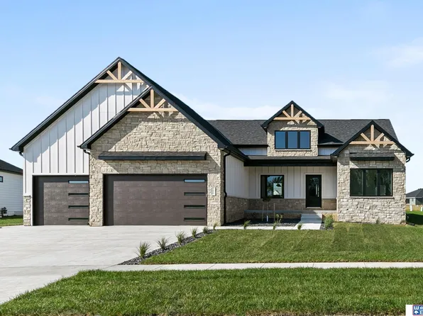 3620 Tree Line Dr, Lincoln, NE 68516