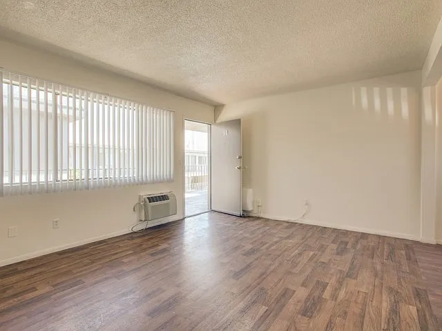 International Apartments — Photo 12