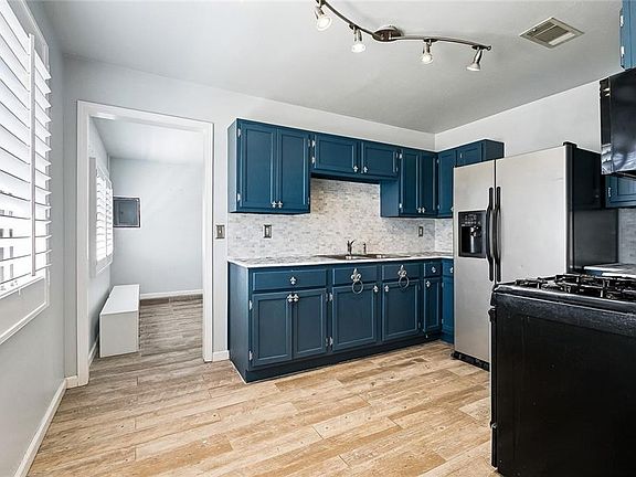3rd image of 7431 Shaw Ave