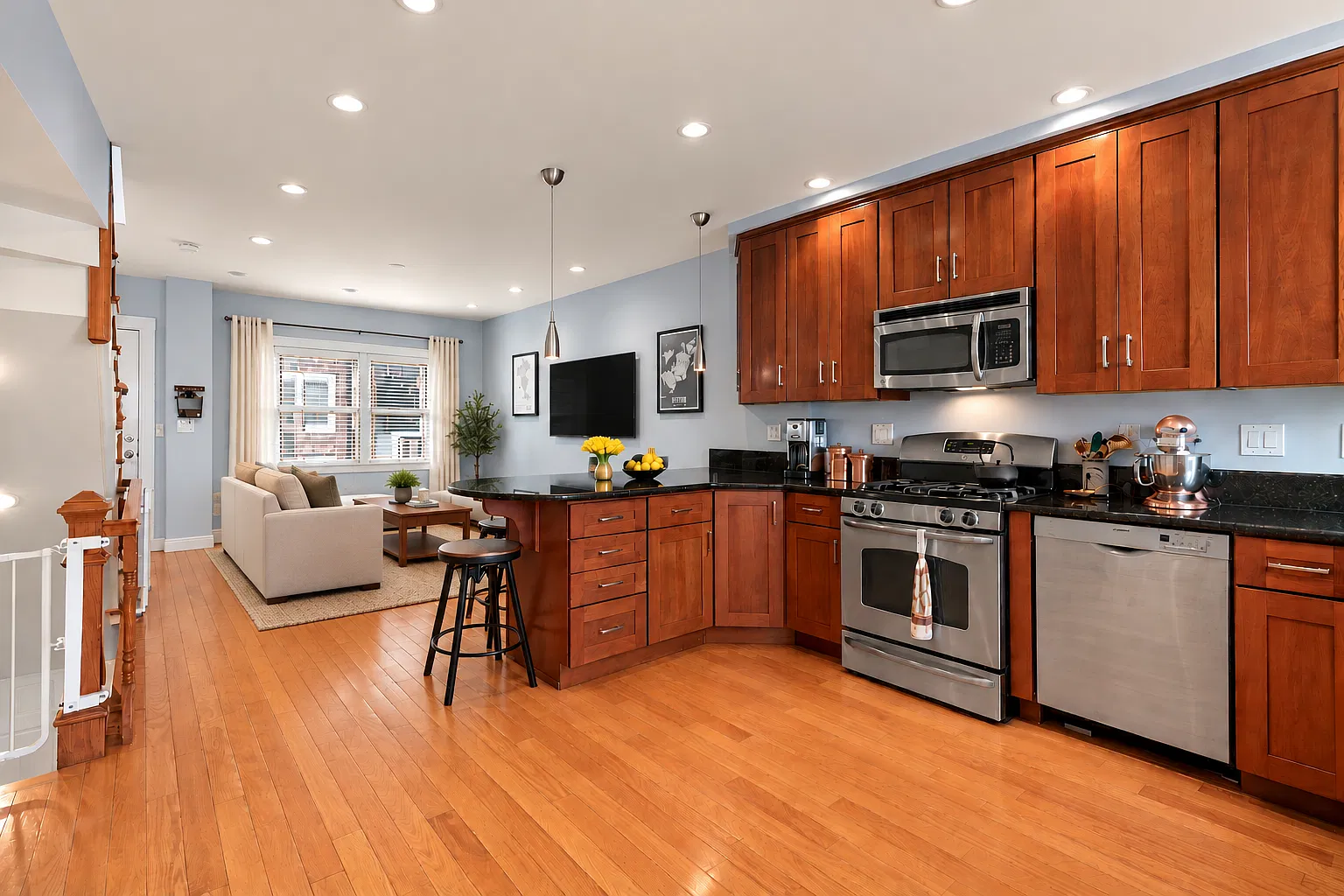 3 bed, 2.5 bath, 1200 sqft, $5,350 — Photo 1