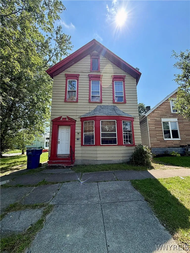 3 bed, 1.0 bath, 970 sqft, $1,300 — Photo 1