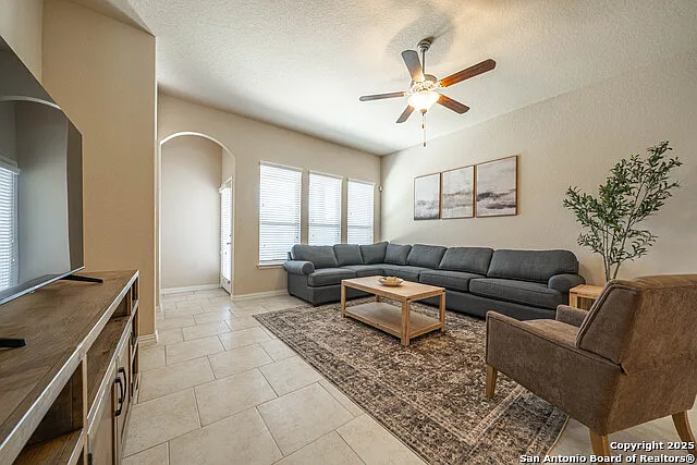 3 bed, 2.0 bath, 1840 sqft, $4,300 — Photo 4