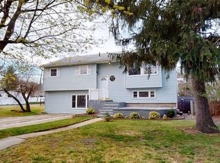 407 Hawkins Rd, Selden, NY 11784