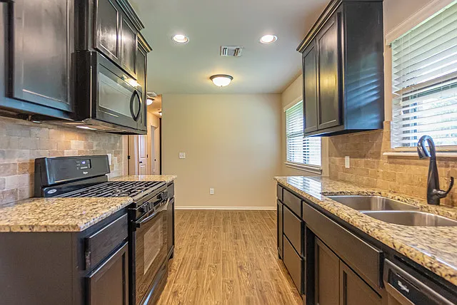741 N Dallas Ave — Photo 14