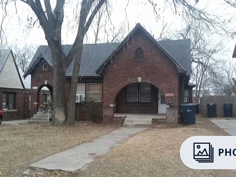 2416 NW 11th St — Photo 1