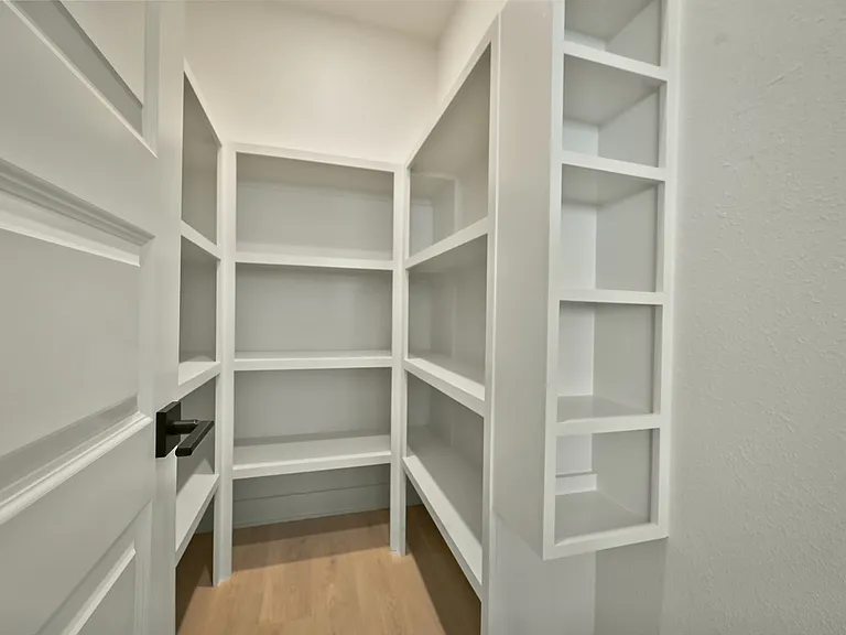 212 E Maplewood Ln — Photo 14