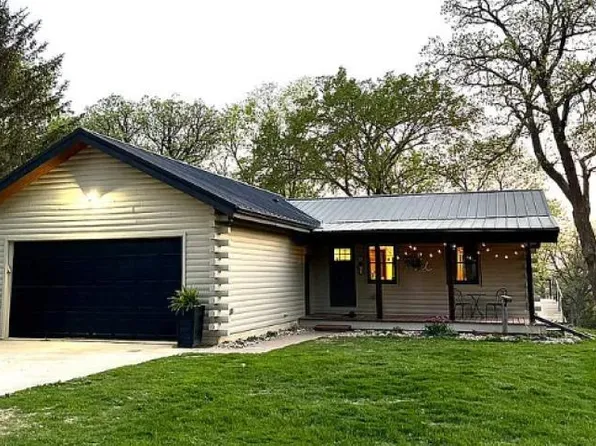 18499 Vail Ave, Clarksville, IA 50619
