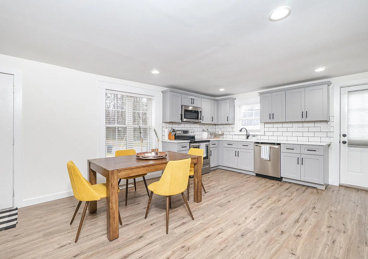4 bed, 2.0 bath, 1449 sqft, $3,000 — Photo 4