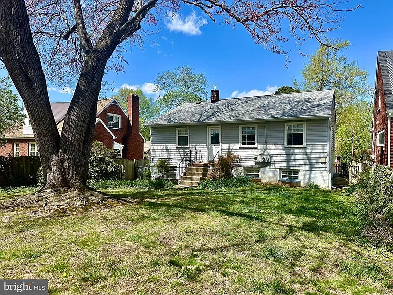 1316 Rowe St — Photo 4