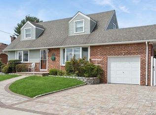 142 Pollok Pl, Hicksville, NY