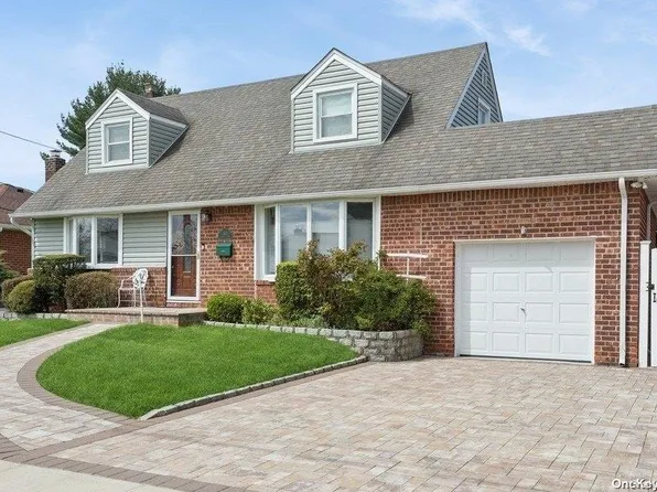 142 Pollok Place, Hicksville, NY 11801