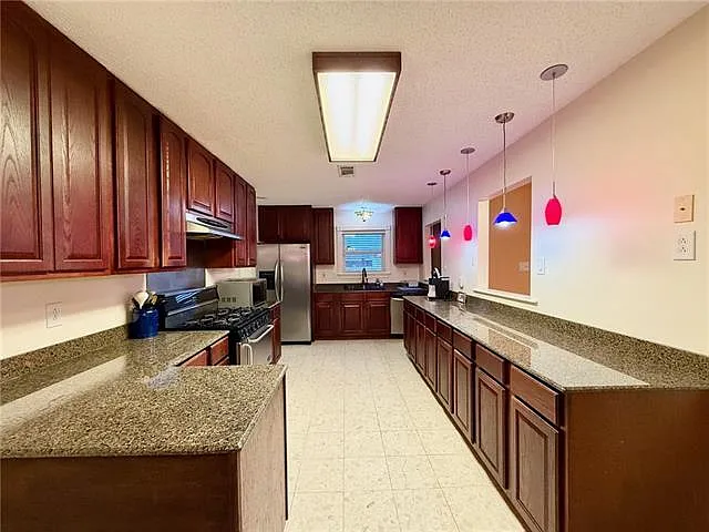 3 bed, 2.0 bath, 2220 sqft, $2,250 — Photo 4