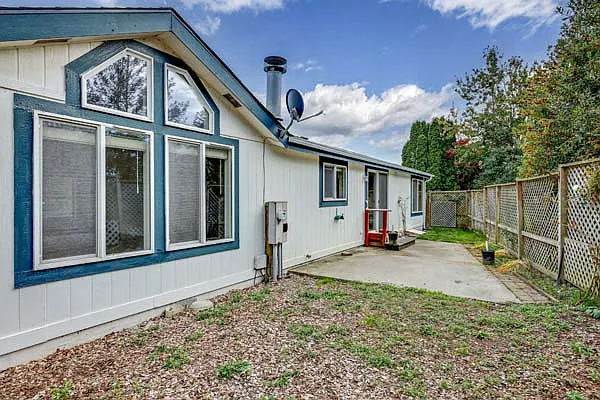 2194 Victoria Ave — Photo 4