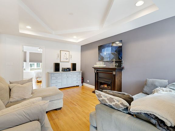 3rd image of 1437 W Greenleaf Ave APT 3N