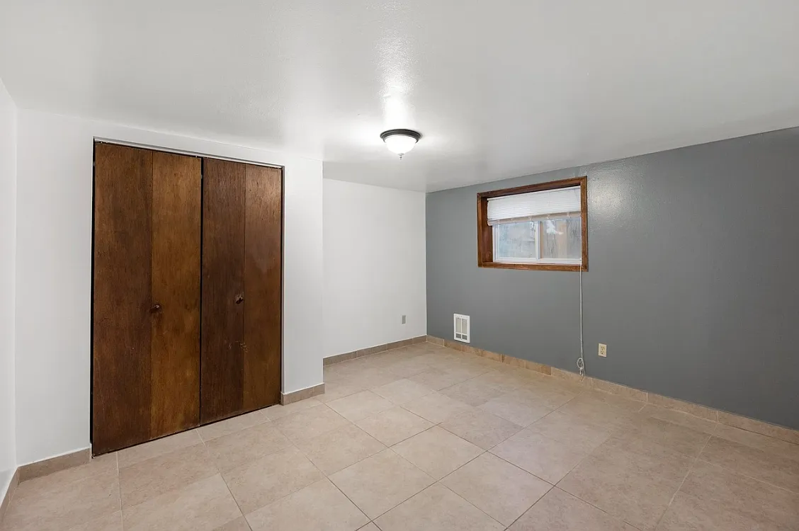 3 bed, 1.0 bath, 1040 sqft, $525 — Photo 2