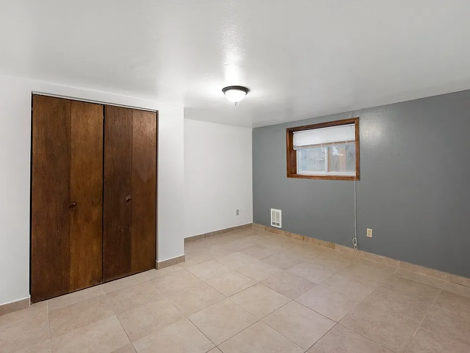3 bed, 1.0 bath, 1040 sqft, $550