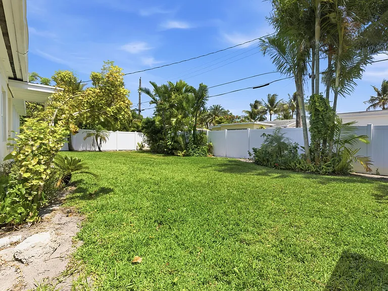 221 Princeton Dr — Photo 25