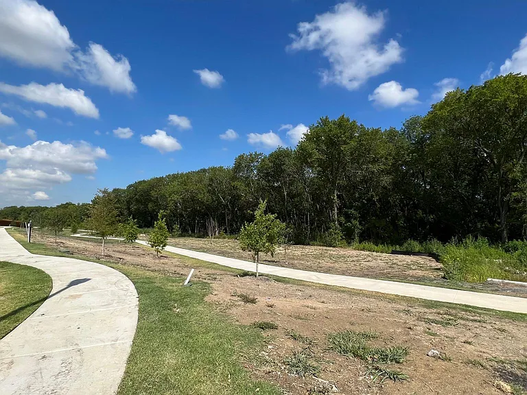 702 Camden Dr — Photo 40