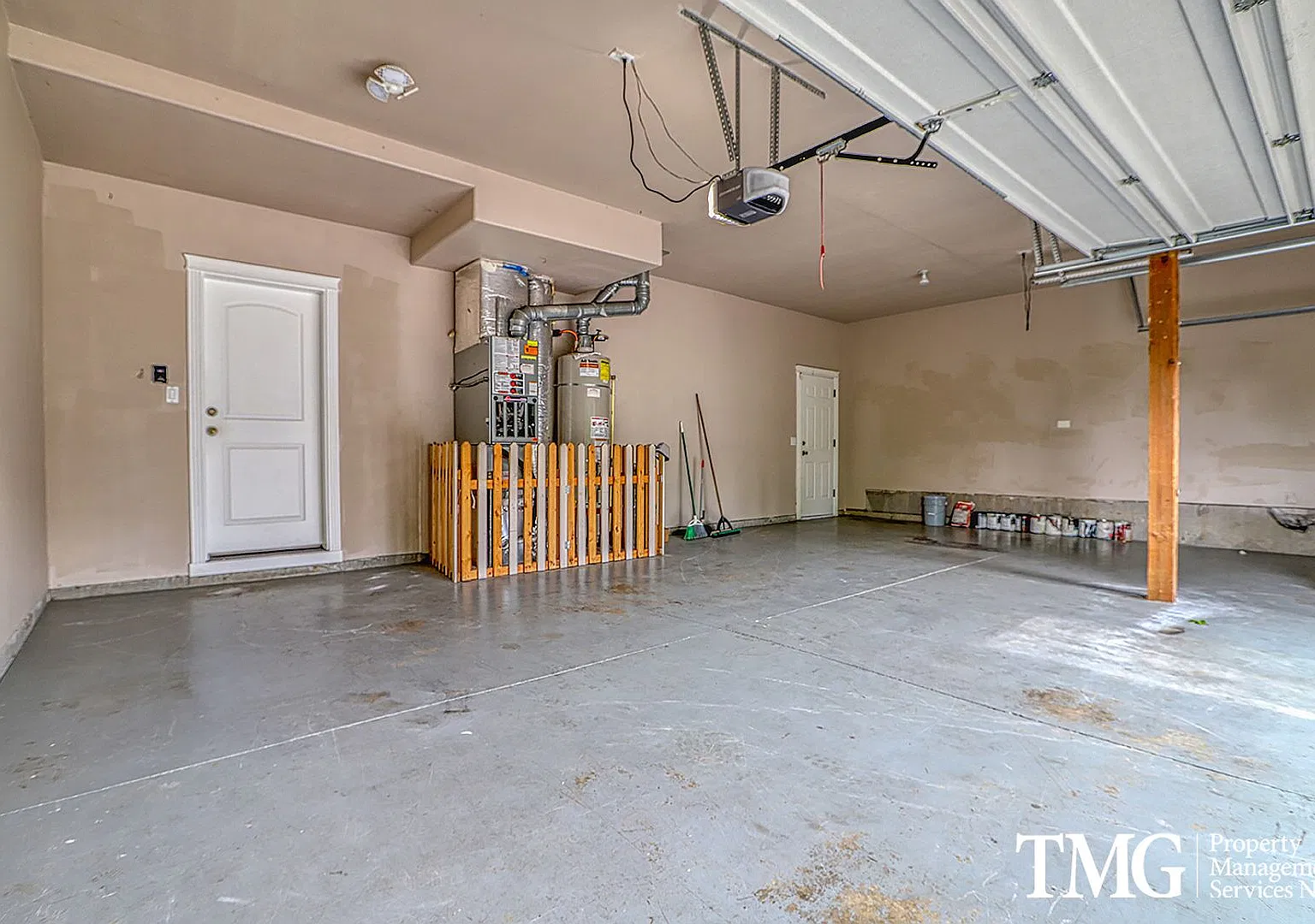 Beautiful 4br/2.5ba home with 3 car garage, deck, AC and more! — Photo 2