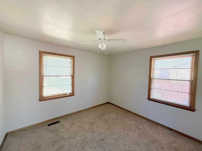 3811 Lakeview Dr NW — Photo 16