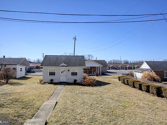 4th image of 110 Stewart Pl