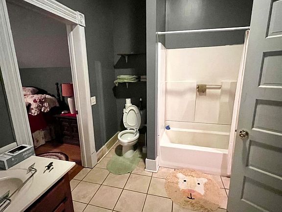 5th image of 589 Boyd St