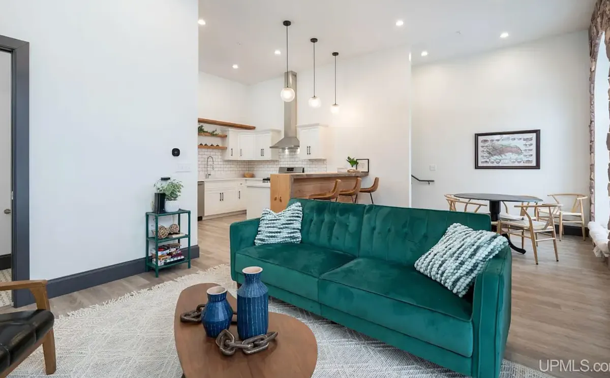 Building Photo - 311 S Lakeshore Blvd #1