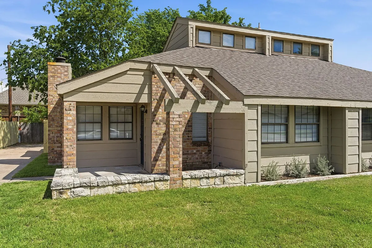Building Photo - 801 Windcrest Dr