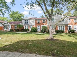 2073 Essex Ct, Streamwood, IL