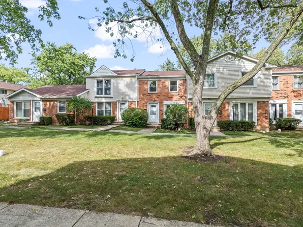 2073 Essex Ct, Streamwood, IL 60107