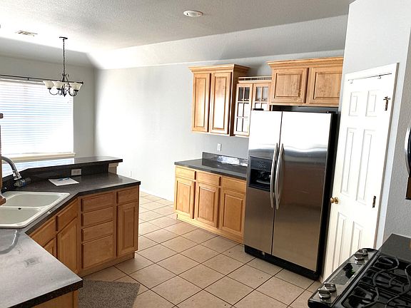 Kitchen & Dining
