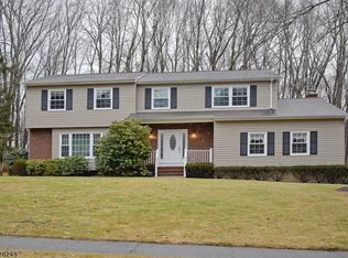 7 Pilgrim Dr, Succasunna, NJ 07876