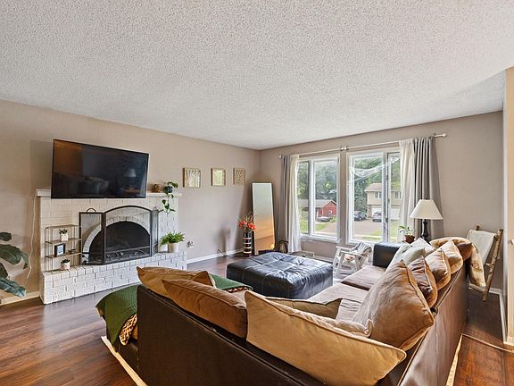 3rd image of 121 Chaparral Dr