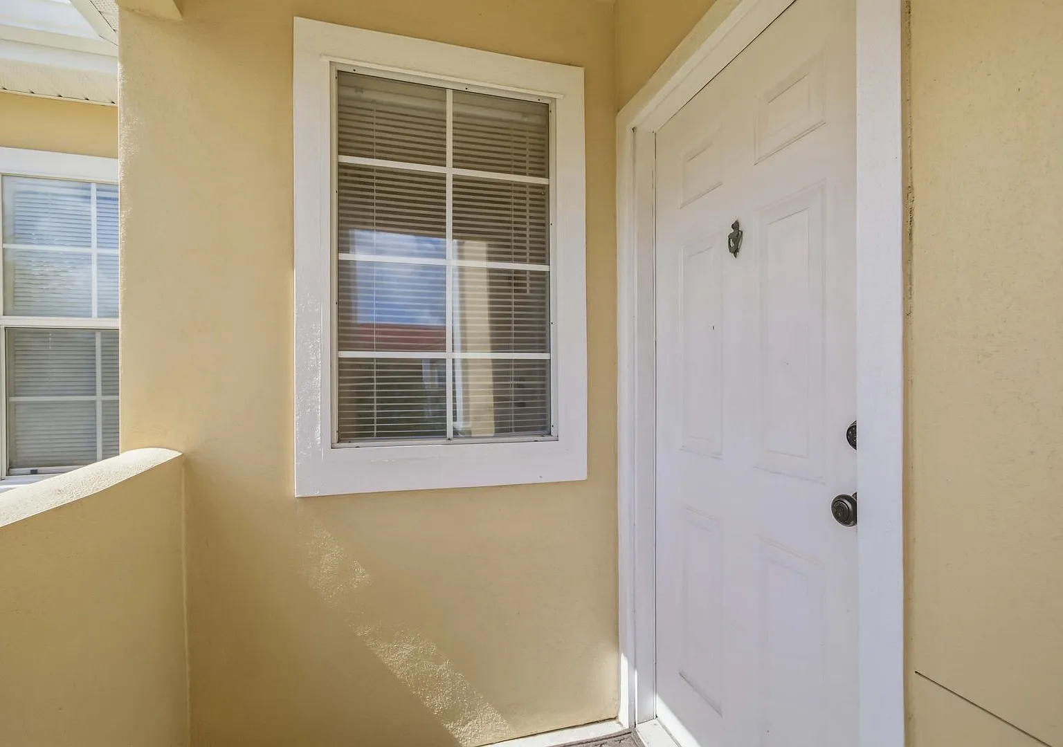 Beautiful Furnished 1-Bedroom, 2-Bathroom Condo Available NOW for Annual Lease — Photo 2