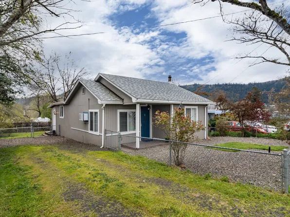 220 SE Grape Ave, Winston, OR 97496