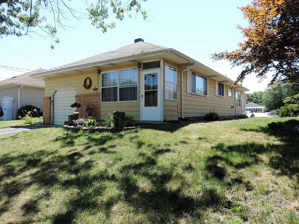 1st image of 32 Palisades Dr